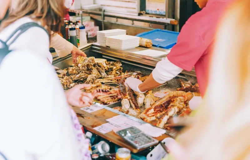 étal de marché japonais présentant des ingrédients de saison