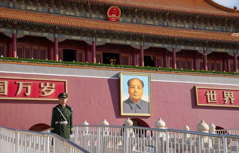 Soldat en uniforme sur la place Tian’anmen à Pékin