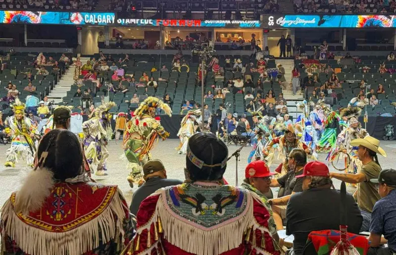 Danseurs autochtones en tenue traditionnelle lors d’un pow-wow en Alberta, au Canada