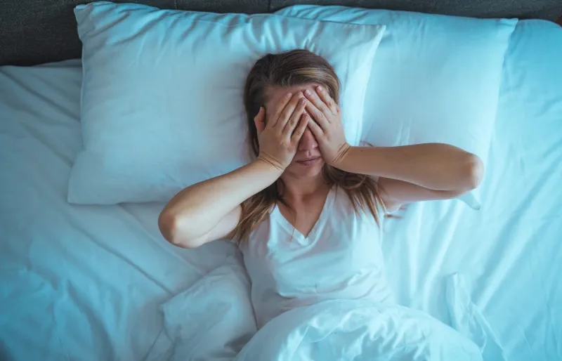 Le jet lag peut provoquer des troubles du sommeil et des troubles digestifs.