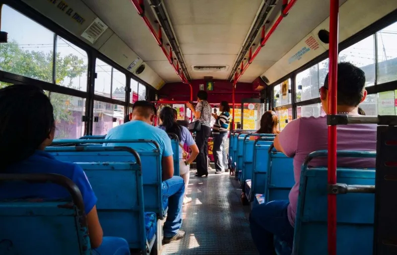 Passagers à l’intérieur d’un bus urbain à Santiago