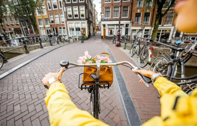 Cycliste avec des tulipes au printemps à Amsterdam