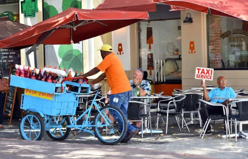 Scène de vie locale en République dominicaine, habitants à une terrasse de café
