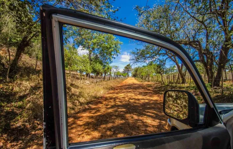 Voiture de location sur une route en République Dominicaine.