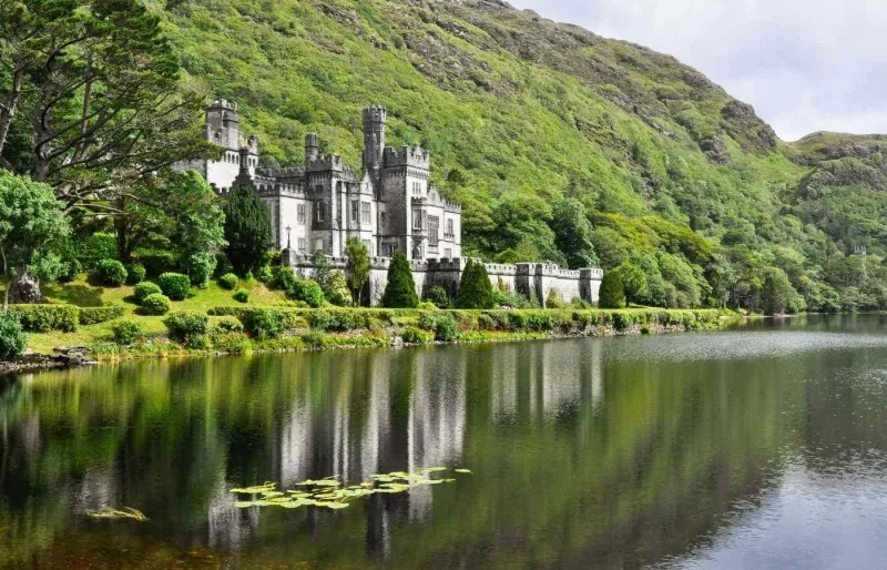 Kylemore Abbey dans le Connemara en Irlande, château néogothique au bord d’un lac