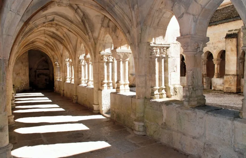 Le cloître de l'abbaye de Montbenoît, cœur historique de la République du Saugeais