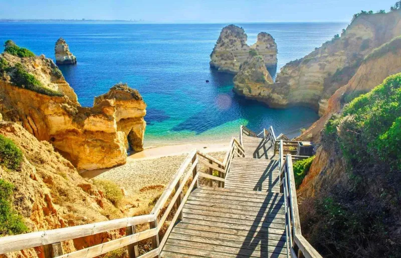 Passerelle en bois menant à la plage de Praia do Camilo près de Lagos, en Algarve