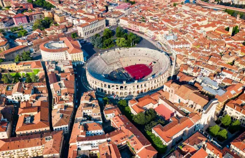 Vue aérienne de l’Arena de Vérone sur la Piazza Brà