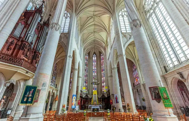 Intérieur de la basilique de Saint-Nicolas-de-Port et ses voûtes gothiques