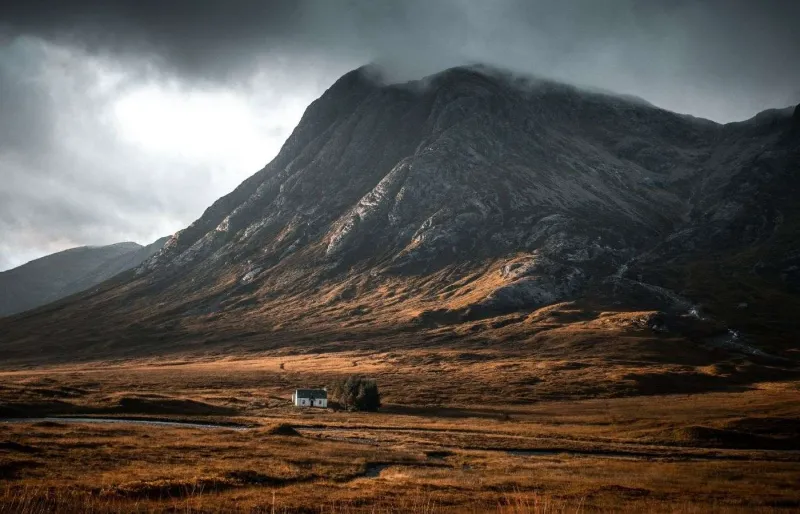 bothy isolé dans les Highlands écossais sous le Buachaille Etive Mor, Glencoe