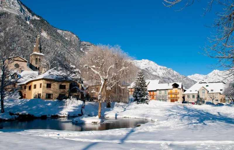 ourg-d’Oisans en hiver, village de montagne enneigé au cœur de l’Oisans dans les Alpes