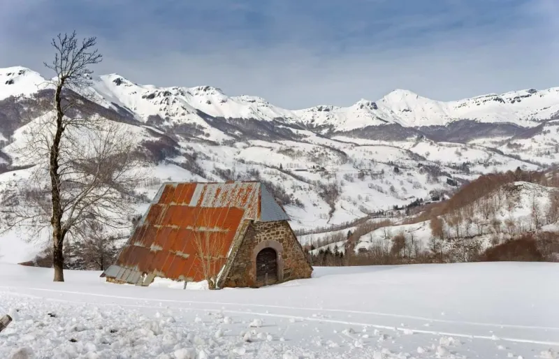 buron d’altitude isolé sous la neige dans les montagnes d’Auvergne