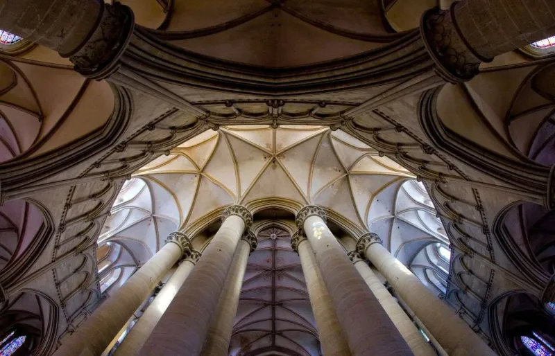 Intérieur de la cathédrale Notre-Dame de Coutances et ses voûtes gothiques
