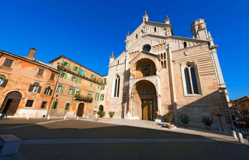 Façade du Duomo de Vérone, cathédrale romane de la ville