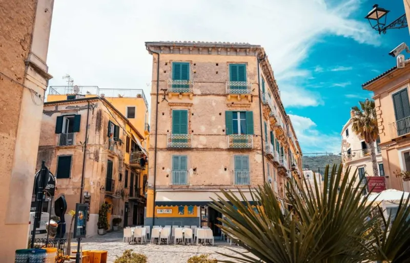 Centre historique de Tropea en Calabre, architecture ancienne du village en bord de mer en Italie du Sud