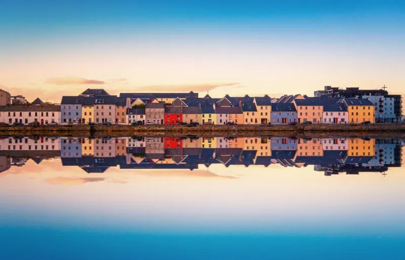 The Claddagh et la baie de Galway au coucher du soleil.