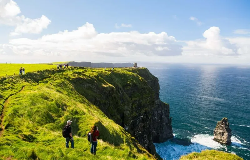 Cliffs of Moher près de Galway en Irlande, falaises spectaculaires dominant l’océan Atlantique.