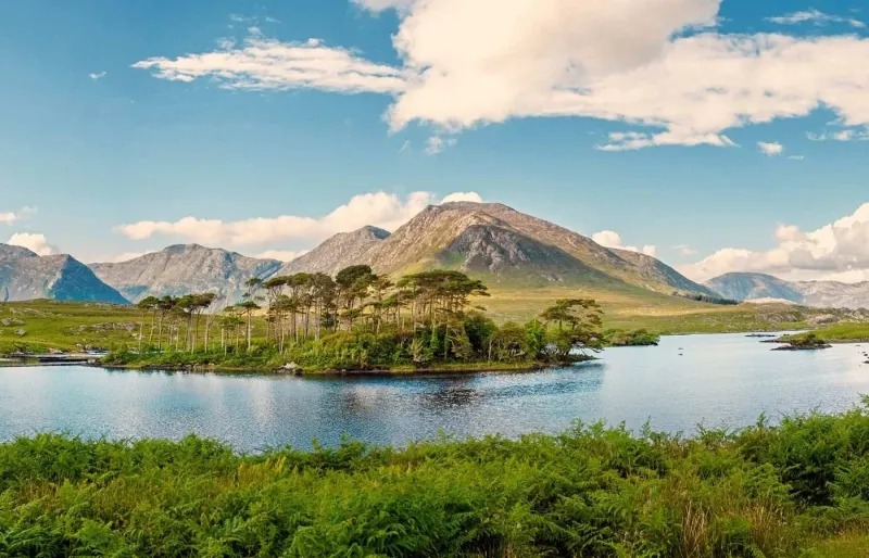 Derryclare Lough et montagnes des Twelve Bens dans le Connemara, comté de Galway en Irlande