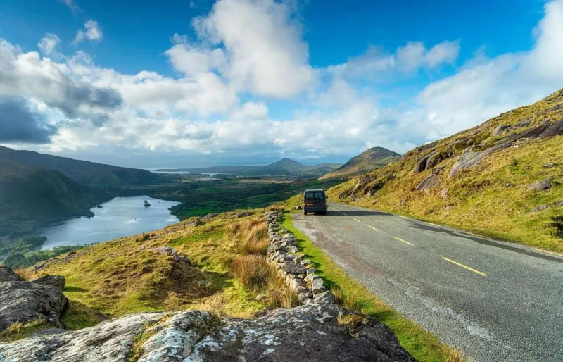 Un van sur le Healy Pass en Irlande avec le lac Glanmore