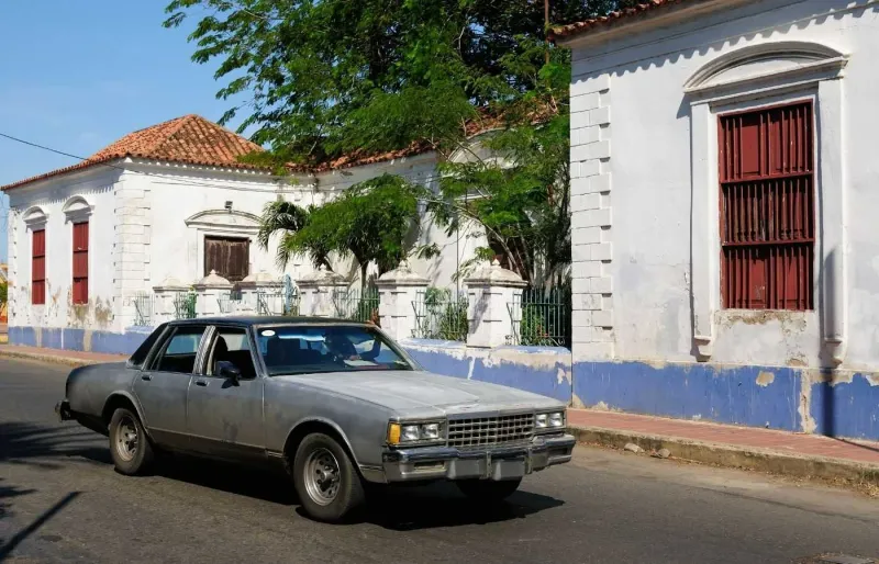 Vue sur la ville coloniale de Coro au Venezuela avec ses bâtiments historiques en terre, un site du patrimoine mondial de l’UNESCO