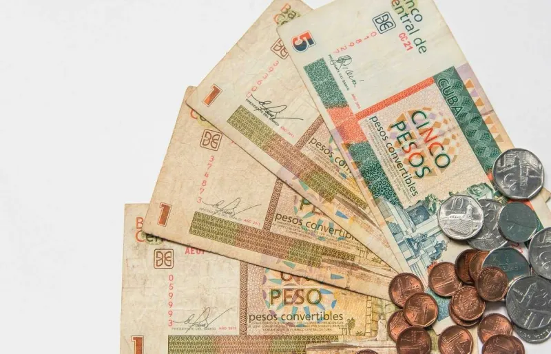 Pesos cubains en billets et pièces illustrant le système monétaire à Cuba
