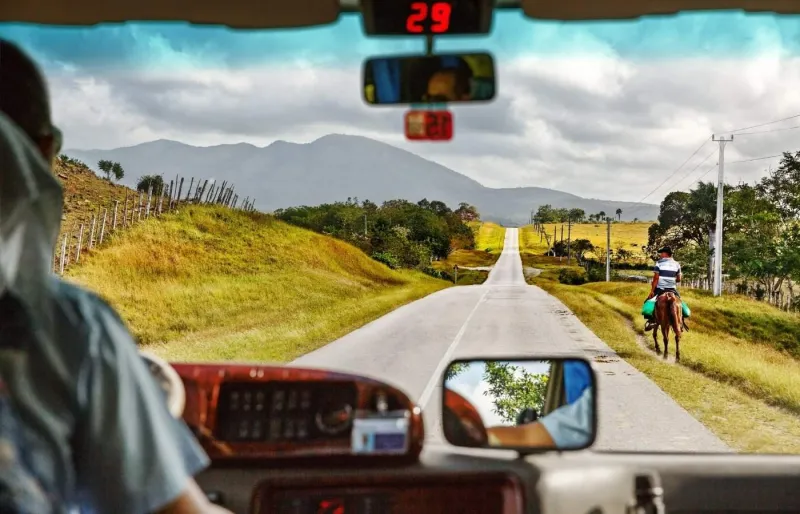 Chauffeur de bus longue distance à l’intérieur d’un bus à Cuba