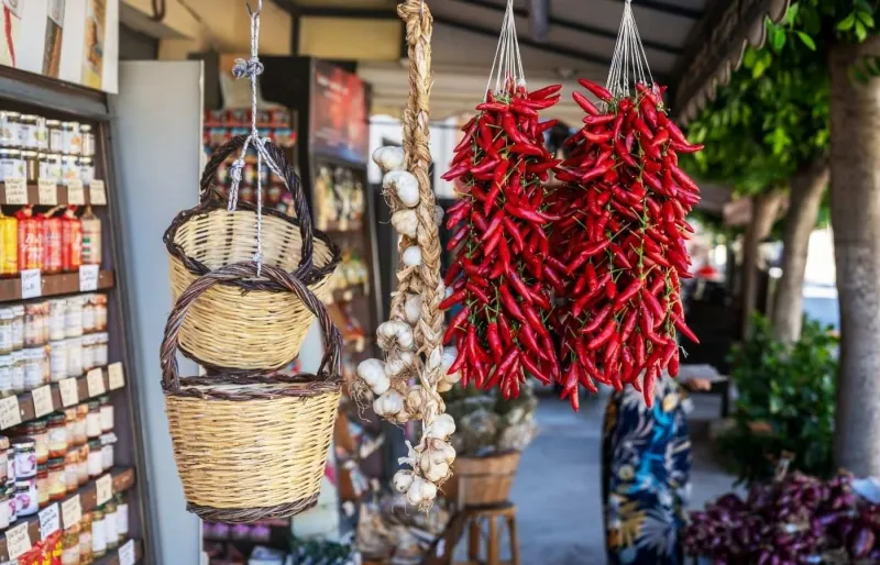 Piment de Calabre sur un marché local en Calabre, spécialité emblématique de la cuisine calabraise en Italie du Sud