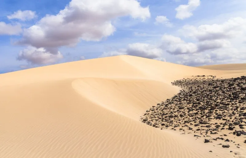 Dunes de sable du désert de Viana sur l’île de Boa Vista au Cap-Vert