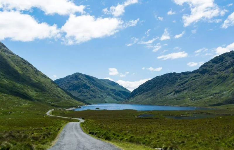 Route de la Doolough Valley entre Mweelrea Mountain et les Sheeffry Hills dans le comté de Galway en Irlande