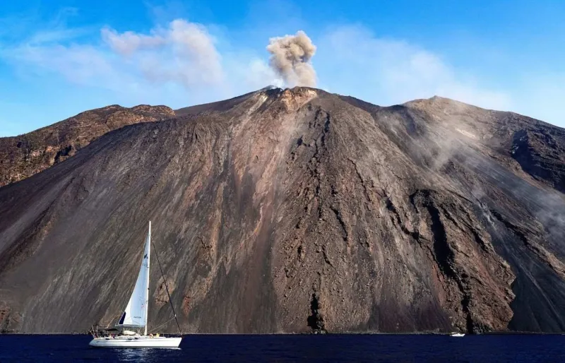 Sciara del Fuoco sur le volcan Stromboli, coulée de lave dans les îles Éoliennes accessibles depuis Tropea
