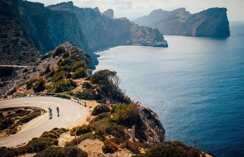 Voyage à vélo à deux sur une route côtière au cap de Formentor