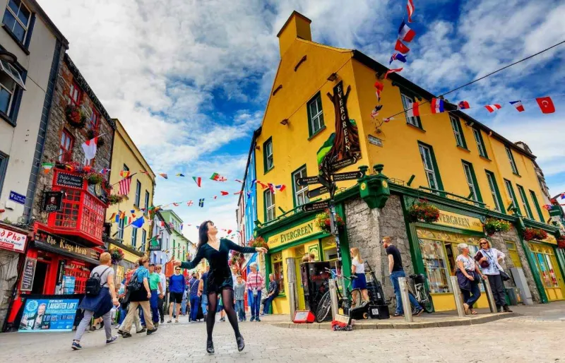 Danseur de musique traditionnelle irlandaise dans le centre-ville de Galway en Irlande