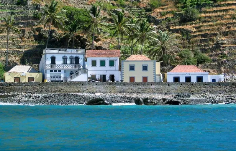 Maisons en bord de mer sur l’île de Brava au Cap-Vert.