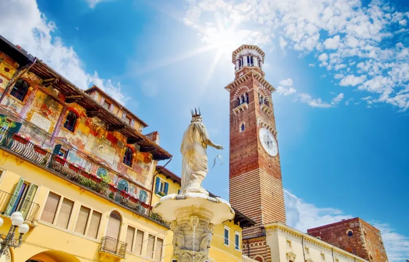 Fontaine de la Madonna Verona et Torre dei Lamberti sur la Piazza delle Erbe