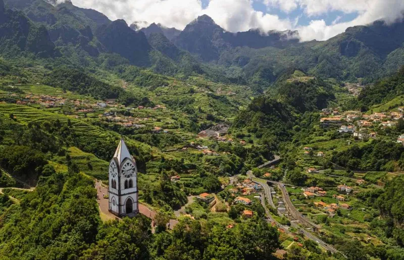 Paysage verdoyant à l’intérieur de l’île, vallées et reliefs couverts de végétation