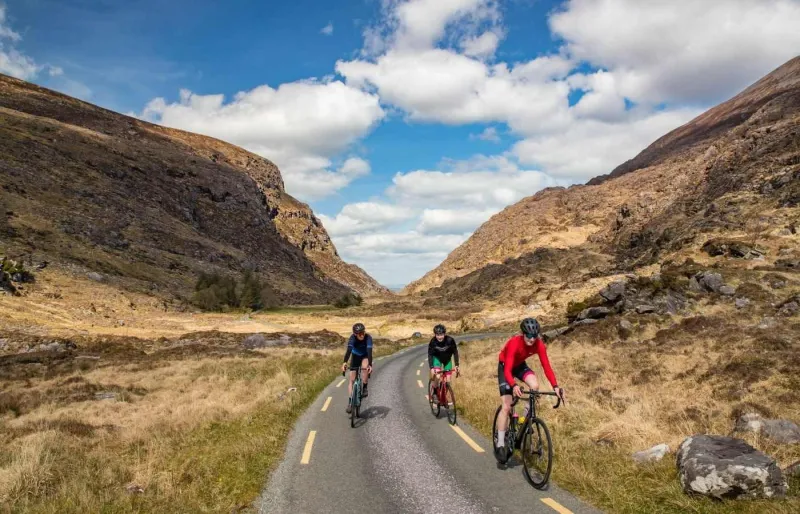 Cyclistes sur une route panoramique dans l’ouest de l’Irlande