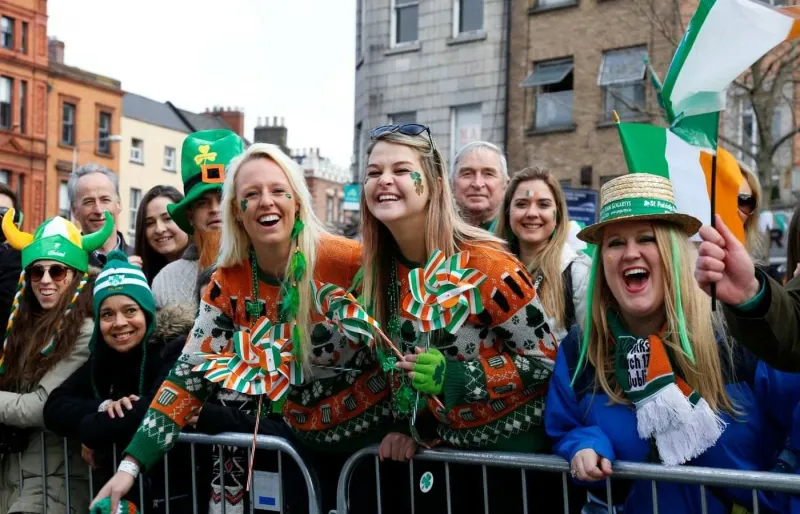 Irlandais célébrant la Saint-Patrick à Dublin, illustration de l’hospitalité et du “Céad míle fáilte” en Irlande