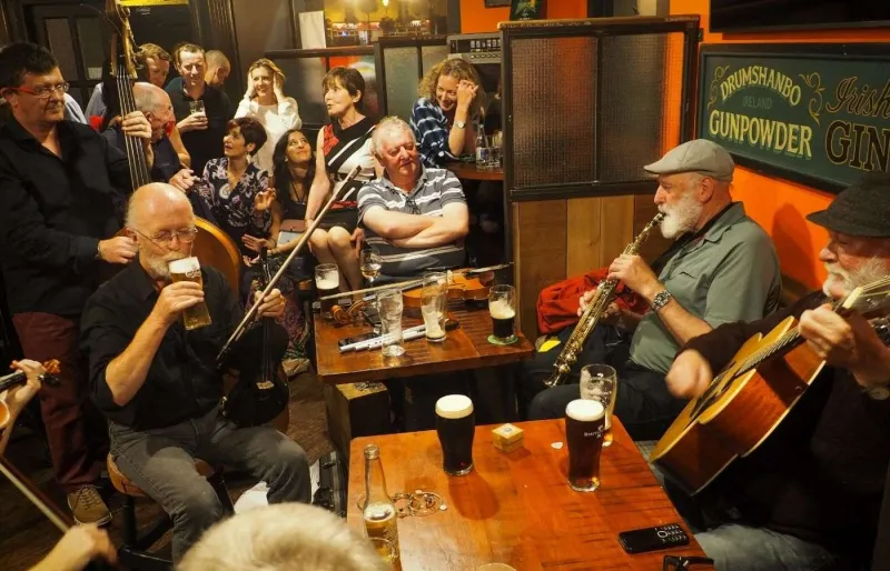 Irlandais jouant de la musique traditionnelle dans un pub à Westport, comté de Mayo