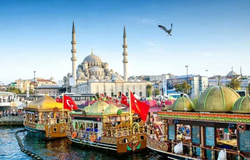 Mosquée Süleymaniye et bateaux de pêche à Eminönü à Istanbul en Turquie