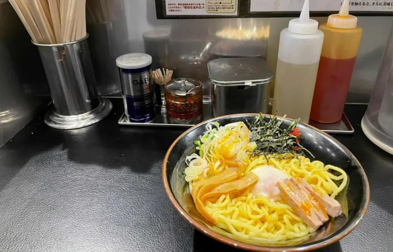Bol d’abura soba au restaurant Tokyo Aburagumi Sohoten, adresse locale pour manger pas cher à Tokyo