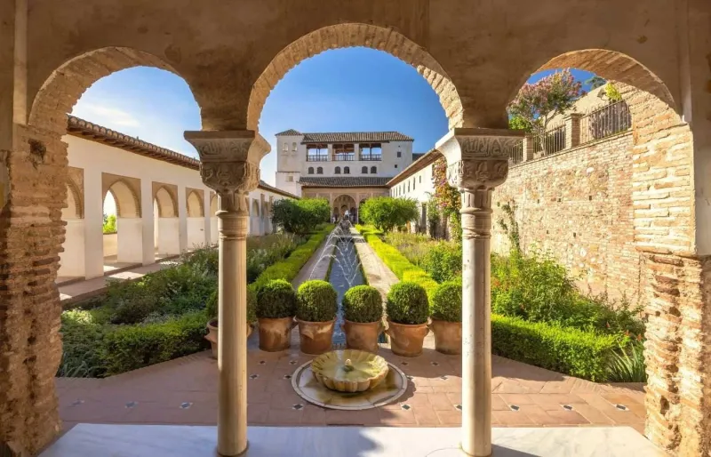 Patio de la Acequia dans les jardins du Generalife, palais de l’Alhambra à Grenade, avec fontaine et architecture islamique andalouse