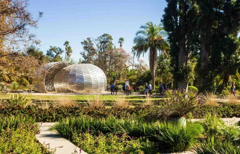 Jardins botaniques de la Huntington Library à San Marino en Californie, avec allées paysagées et végétation botanique