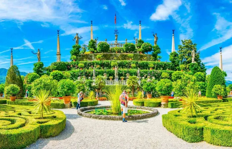 Fontaine dans les jardins du palais Borromée à Isola Bella, avec terrasses paysagées et décor baroque sur le lac Majeur