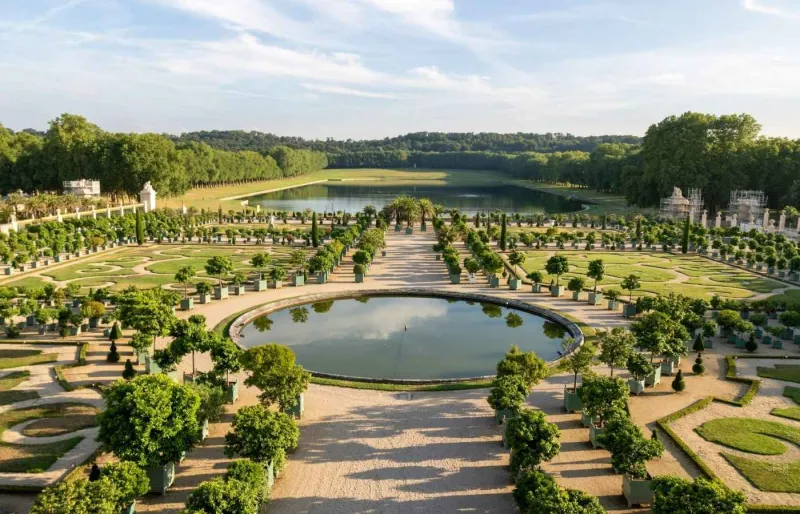 Parterre de l’Orangerie dans les jardins du château de Versailles, avec fontaines et aménagement paysager à la française