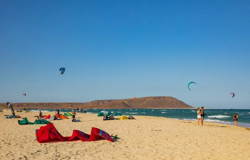 Kite Beach sur l’île de Sal, spot réputé de kitesurf au Cap-Vert