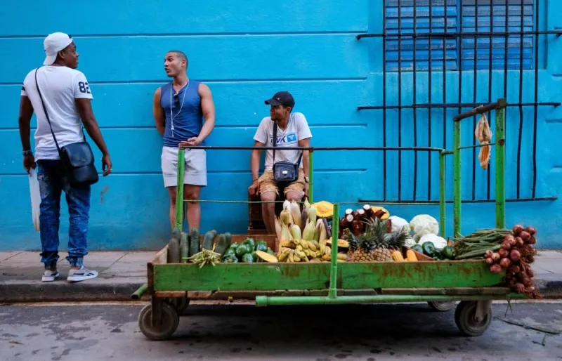 Habitants discutant avec un vendeur de fruits et légumes dans les rues de La Habana Vieja