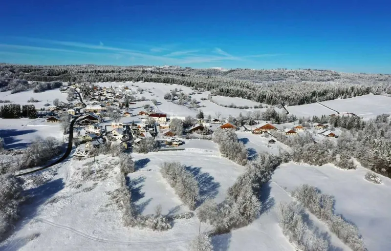 Vue aérienne du hameau des Courtots sous la neige