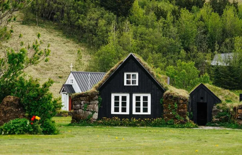 Maisons traditionnelles islandaises aux toits de tourbe, en Islande