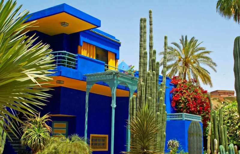 Jardin Majorelle à Marrakech avec façade bleue et plantes exotiques au Maroc