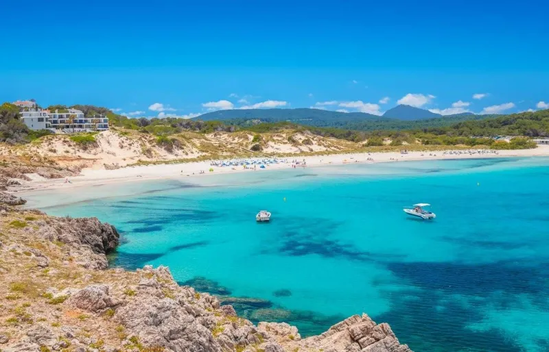 Plage d’Arenal de Son Saura à Minorque, sable blanc et eau turquoise aux Baléares.